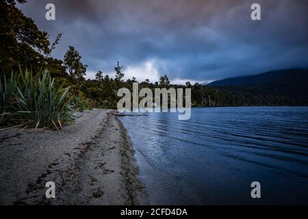 Tramonto sulle rive del lago Brunner, Isola del Sud Nuova Zelanda Foto Stock