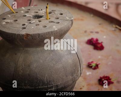 Bokeh colpo di legno fatto portacandele all'ingresso di un tempio buddista a Varanasi con fuoco selettivo Foto Stock