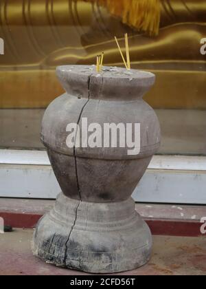 Bokeh colpo di legno fatto portacandele all'ingresso di un tempio buddista a Varanasi con fuoco selettivo Foto Stock