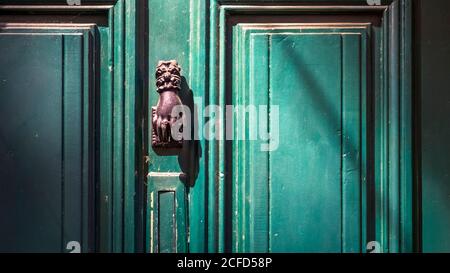 Vecchio bussatore su una porta di legno in Céret Foto Stock