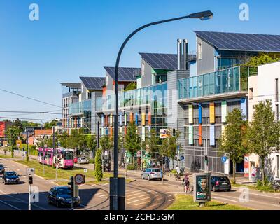 Germania, Baden-Wuerttemberg, Freiburg im Breisgau, distretto di Vauban, insediamento solare a Schlierberg, nave da sole Foto Stock