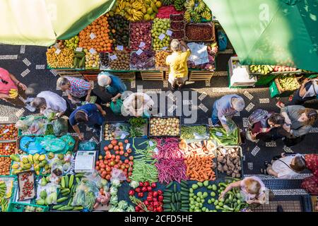 Mercato di frutta e verdura, bancarelle di mercato, mercato coperto, Funchal, Madeira, Portogallo Foto Stock