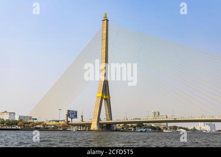 Golden 'Rama VIII' ponte sul fiume Chao Phraya, Bangkok, Thailandia Foto Stock