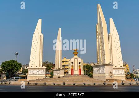 Monumento alla democrazia nella città vecchia alla luce della sera, Bangkok, Thailandia Foto Stock