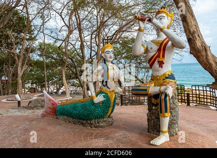 2 statue sulla spiaggia di Ao Phai, Koh Samet, Thailandia Foto Stock