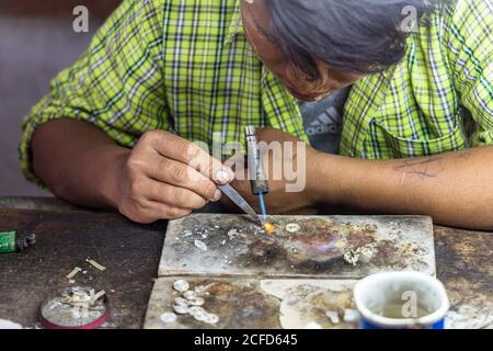 Produzione di argento in argenteria sul lago Inle, Heho, Myanmar Foto Stock