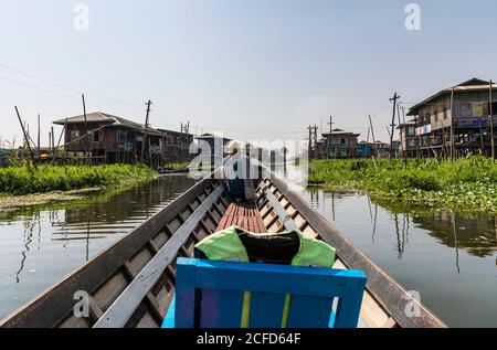 Viaggia attraverso il villaggio galleggiante sul lago Inle, Heho, Myanmar Foto Stock