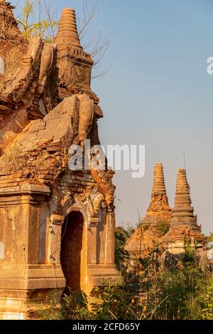 Antiche rovine di stupa 'Nyaung Ohak' nella luce serale al Lago Inle, Nyaung Shwe, Myanmar Foto Stock