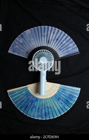 Tokyo, Giappone, 09/03/2020 , ventola portatile con batterie ricaricabili e un tradizionale ventilatore a mano giapponese. Foto Stock