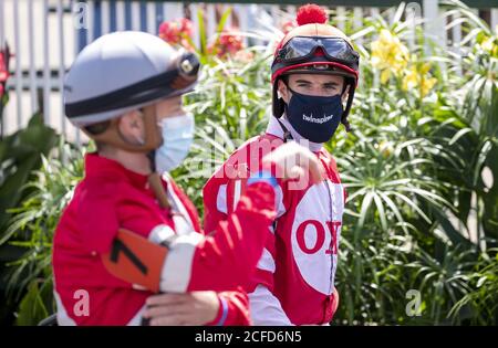 Louisville, Stati Uniti. 05 settembre 2020. I jockeys che indossavano le maschere hanno fatto il loro senso nel paddock prima di una corsa prima del 146th Kentucky Oaks a Churchill Downs venerdì 4 settembre 2020 a Louisville, Kentucky. Foto di Michelle Haas Hutchins/UPI Credit: UPI/Alamy Live News Foto Stock