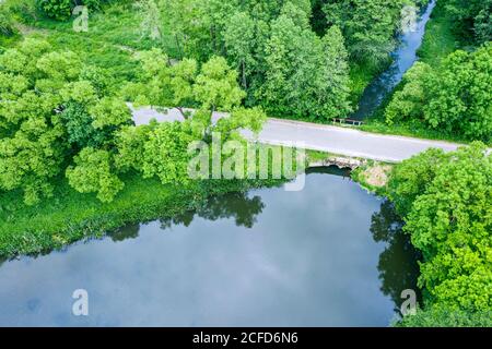 20200607 DJI 0945 bellissimo paesaggio rurale con lago e strada di campagna in estate. Foto drone aereo Foto Stock