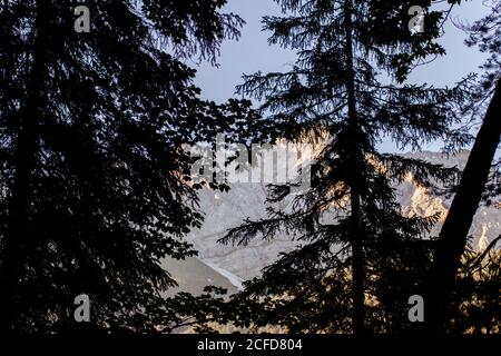 Alba a Grainau am Eibsee in Baviera con panorama alpino Foto Stock