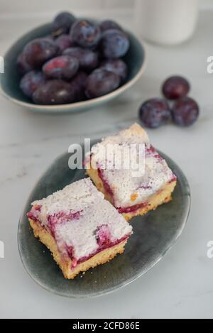 torta di meringa di prugne fatta in casa su un piatto Foto Stock