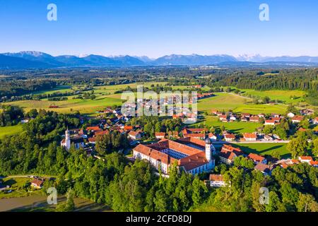 Beuerberg con Marienkirche e monastero, vicino a Eurasburg, Toelzer Land, colline alpine, alta Baviera, Baviera, Germania Foto Stock