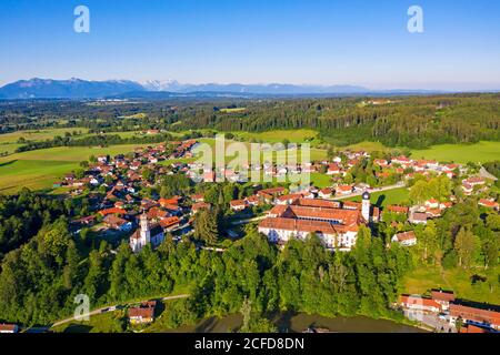 Beuerberg con Marienkirche e monastero, vicino a Eurasburg, Toelzer Land, colline alpine, alta Baviera, Baviera, Germania Foto Stock