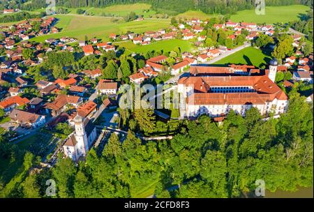 Beuerberg con Marienkirche e monastero, vicino a Eurasburg, Toelzer Land, colline alpine, alta Baviera, Baviera, Germania Foto Stock