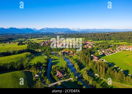 Loisach e Beuerberg con Marienkirche e monastero, vicino a Eurasburg, Toelzer Land, colline alpine, alta Baviera, Baviera, Germania Foto Stock