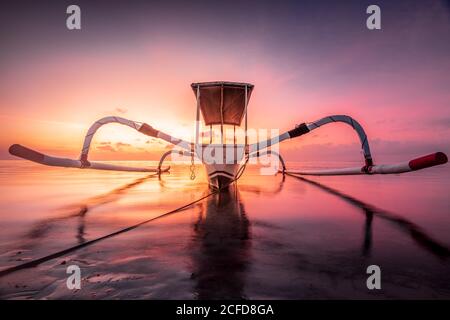 Jukung, barca balinese da pesca all'alba sulla spiaggia, Indonesia Foto Stock