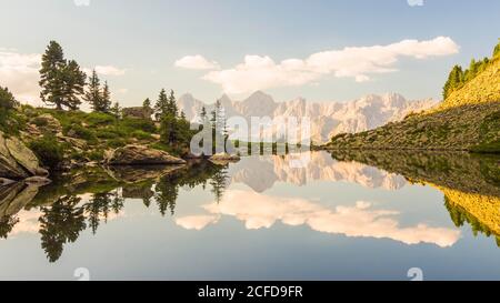 L'Hoher Dachstein si riflette nel lago di specchi alla luce del giorno, Reiteralm, Stiria, Austria Foto Stock