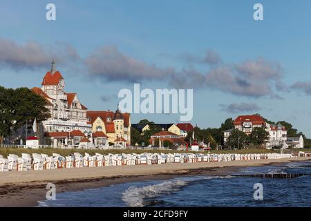 Kuehlungsborn-West, spiaggia con sedie a sdraio, luce del mattino, Mar Baltico, Meclemburgo-Pomerania occidentale, Germania Foto Stock