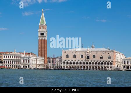 Vista su Bacino di San Marco a Venezia con il Campanile di San Marco e il Palazzo Ducale, Venezia, Italia Foto Stock