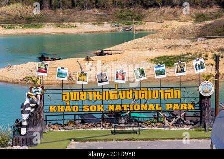 Ingresso al Parco Nazionale di Khao Sok presso il molo, Khao Sok. Thailandia Foto Stock