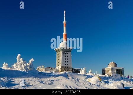 Trasmettitore Mast e Brocken ostello sulla neve invernale Brocken, inverno, neve, Harz, Berg, Schierke, Sassonia-Anhalt, Germania Foto Stock