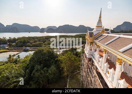 Wat Laem Sak - Tempio a Phang Nga Bay, Laem Sak. Regione di Krabi, Tailandia Foto Stock