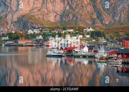 Insediamento case di legno sul Reinefjord con barche da pesca, Reine, Lofoten, Nordland, Norvegia Foto Stock