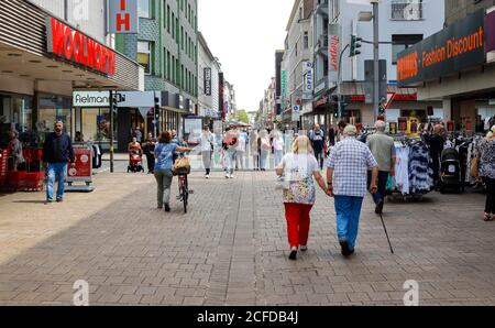 Passers-by su Marktstrasse, zona pedonale e via dello shopping, Oberhausen, zona Ruhr, Nord Reno-Westfalia, Germania Foto Stock