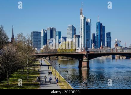 Camminate sulle rive del meno di fronte allo skyline del centro di Francoforte con il quartiere bancario, Francoforte sul meno, Assia, Germania Foto Stock