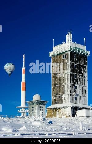 Pallone ad aria calda con albero trasmettitore e ostello Brocken sulla neve invernale Brocken, Harz, Schierke, Sassonia-Anhalt, Germania Foto Stock