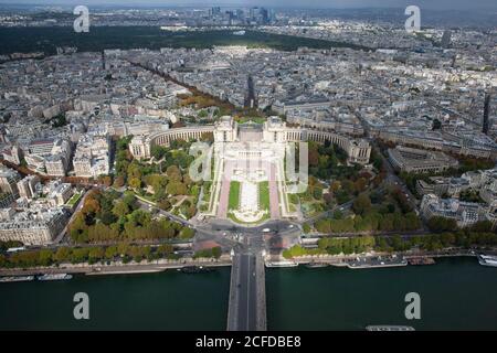 Vista della città dalla cima della Torre Eiffel verso Siena e Jardins du Trocadero, Parigi, Francia Foto Stock