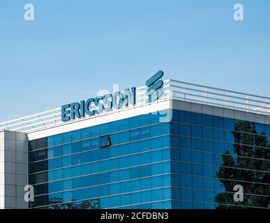 Bucarest/Romania - 08.18.2020: Logo Ericsson su un edificio di uffici a Bucarest. Ericsson è una multinazionale svedese per il networking e le telecomunicazioni Foto Stock