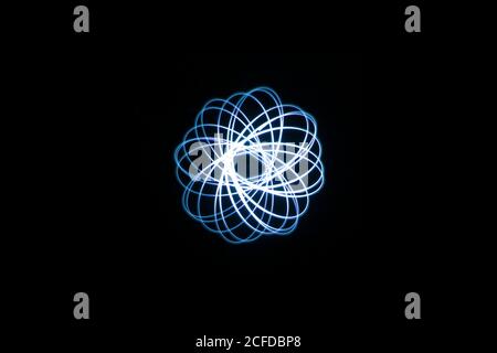 pittura a luce mista, esposizione lunga, increspature e onde su sfondo nero Foto Stock