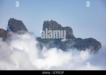 Splendida vista delle montagne Simien cima coperta di nebbia e. nuvole in condizioni atmosferiche sovrastanti Foto Stock