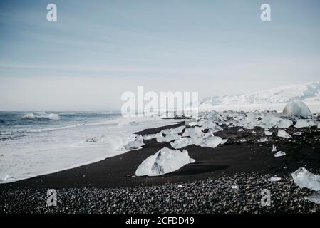 Vista su Black Diamond Beach con le sue eponimi formazioni di ghiaccio, Islanda
