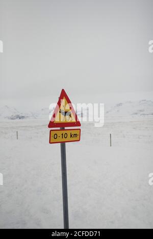 Cartello "avvertenza renna" sulla circonvallazione in Islanda Foto Stock