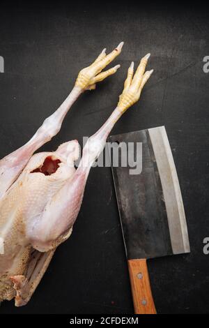 Lievito e pollo crudo sul tagliere Foto Stock