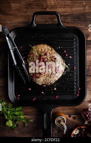 Bistecca con erbe e melograno Foto Stock