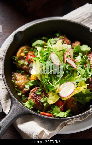 Polpette arrosto e insalata in padella Foto Stock