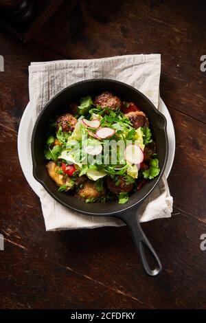 Polpette arrosto e insalata in padella Foto Stock