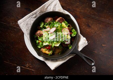 Polpette arrosto e insalata in padella Foto Stock