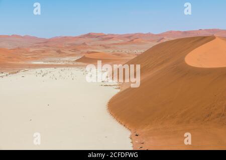 Vista dalla duna grande daddy sul paesaggio delle dune e il Deadvlei, Sossusvlei, Sesriem, Namibia Foto Stock