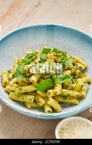 Pasta gustosa con erbe e formaggio Foto Stock