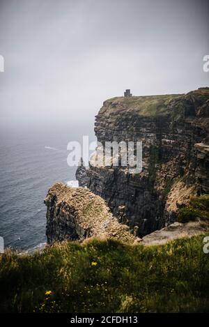 Scogliere di Moher in Irlanda: Vista a nord con la Torre o'Brien Foto Stock