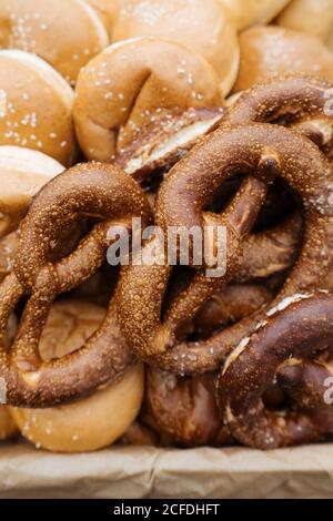 Esposizione con bastoni di grano cotti e panini vari pasticceria in stallo del mercato Foto Stock