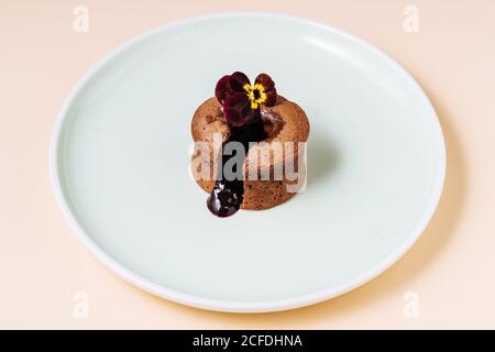 Muffin al cioccolato con ripieno di cioccolato Foto Stock