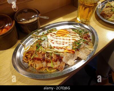 Yakisoba, o grano saraceno fritto, un classico piatto giapponese mescolare noodles fritti con maiale e verdure. Insaporito con salsa di ostriche. Cibo di strada giapponese. Foto Stock
