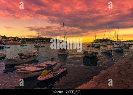 HVAR, CROAZIA - 08 ottobre 2016: Tramonto sull'isola di Hvar al largo della costa croata. Un cielo brillante e la luce che getta la sua luce attraverso il mare Adriatico. Foto Stock